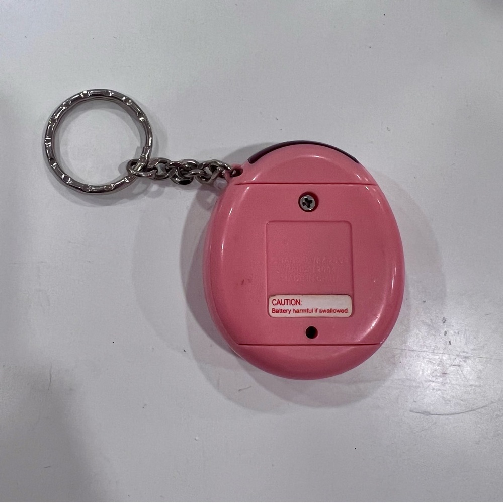 Vintage 2004 Tomagotchi Connection V2 pink w/ lipstick and lips - Picture 2 of 2